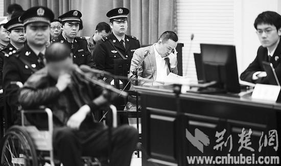 图为:孙某某(前左)到刘汉等10人案庭审现场作证.(报道组 摄)