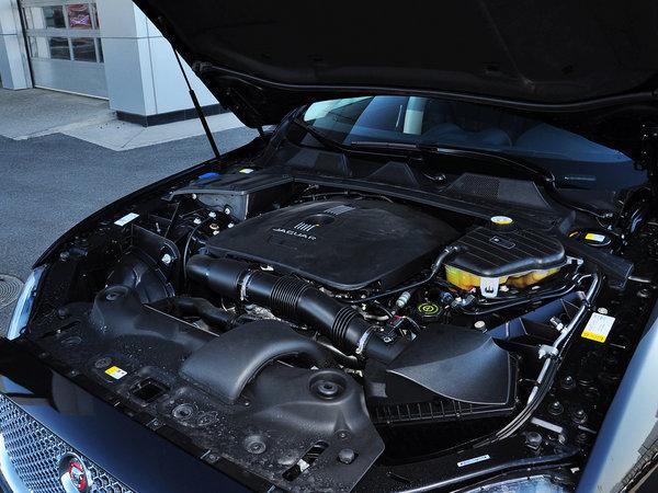 捷豹 XJL 2.0T 发动机主体特写