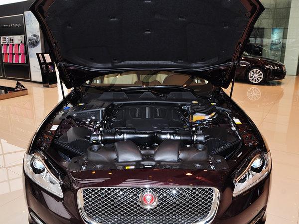 捷豹 XJL 3.0 SC 发动机局部特写