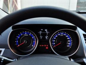 北京现代 1.6L 手动 方向盘后方仪表盘