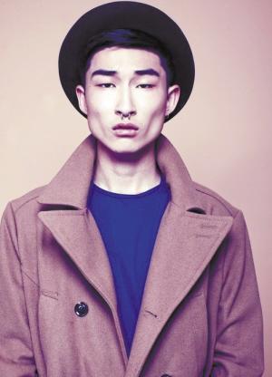 19岁韩裔模特丑帅走红 网友:男版吕燕(图)