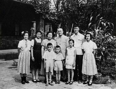 1956年,刘伯承和夫人,子女合影