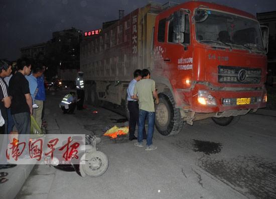 泥头车拖行电动车环卫工双腿被轧伤 被送医院治疗