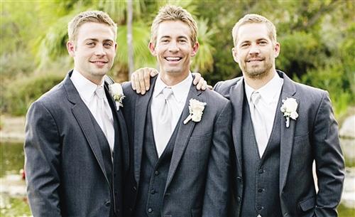 柯迪·沃克(左)和迦勒·沃克(中)