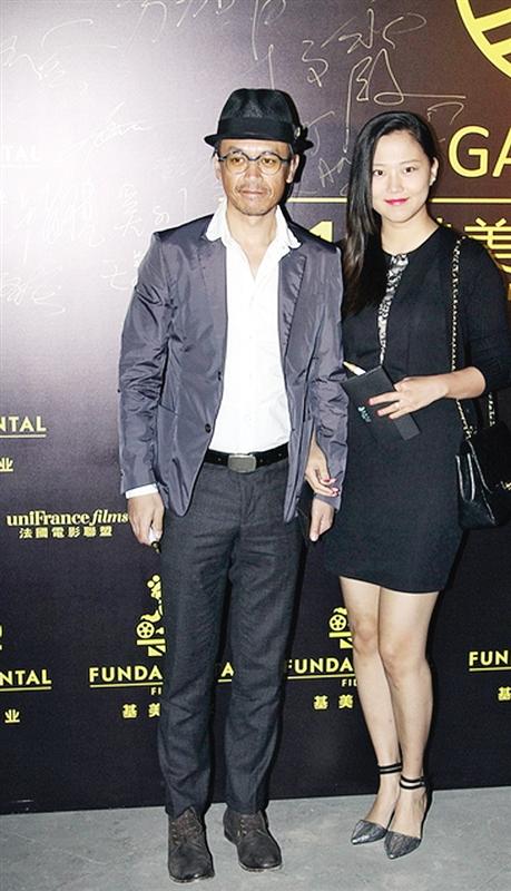 王学兵公开第三任妻子 女方面对镜头大方微笑(图)