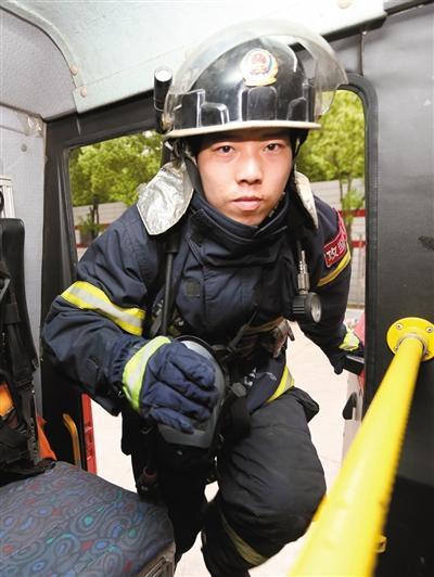 消防员“抱火哥”:当“临时工”没觉得不平衡