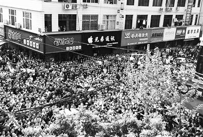 浙江苍南被市民围攻"执法者"实为民工