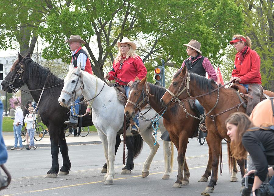 4��22���ǡ���������ա���һ�����С�ţ�к�ӡ�ڰ������ˡ���֯�ĳ�Ա������������ǰ�����顰����ʯ��XLʯ�͹ܵ���Ŀ���»������ ������ ��