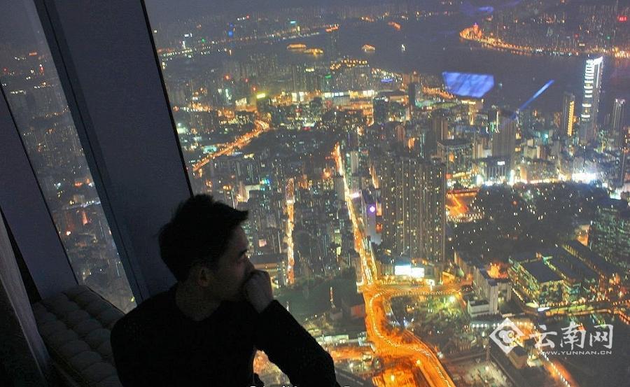 在香港某酒店内俯瞰灯火辉煌的美丽夜景。(图片由受访者提供)
