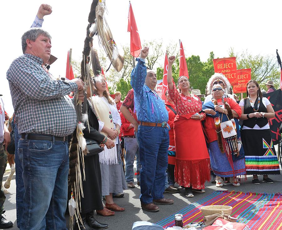 4��22���ǡ���������ա���һ�����С�ţ�к�ӡ�ڰ������ˡ���֯�ĳ�Ա������������ǰ�����顰����ʯ��XLʯ�͹ܵ���Ŀ���»������ ������ ��