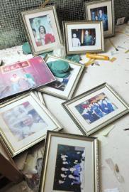 乱堆着的明星合影曾见证辉煌。