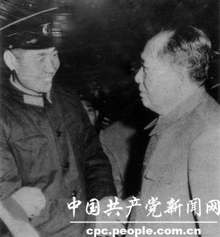 1964��12��18�գ��������ձ���4ʦ10�Ÿ��ų������������㽭�����Զ��Ͽգ�������񵳿վ�RF��101������1�ܡ�ͼΪë����ϯ�Ӽ���������