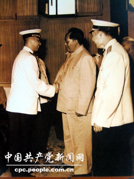  1956��6�£�ë�󶫽Ӽ�������һ�ε�Ա����������ʱ����ѧ˼���н�̸��