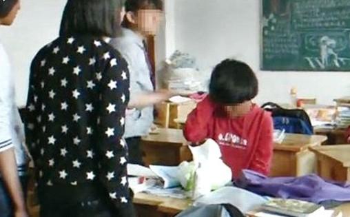 ����4����Ů��ΧŹͬѧ˺�¡���������������