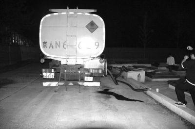 �͹޳�����ͼ��ľ����վ�ڽ�����ж�¡�