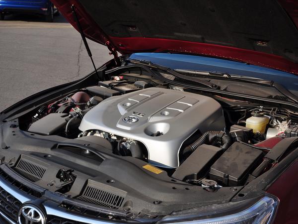 一汽丰田 2.5V 自动 发动机主体特写