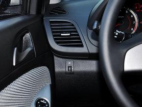 北京现代 1.4L 自动 方向盘左后仪表台