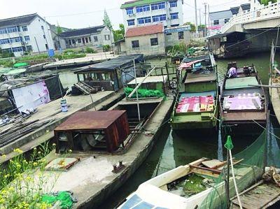 未安置的渔民还住着这样的“危旧房”,没房的渔民至今还住船上。顾秋萍 杨洋 摄