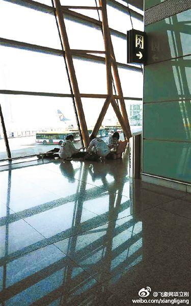 医务人员在现场救治摄影/项立刚