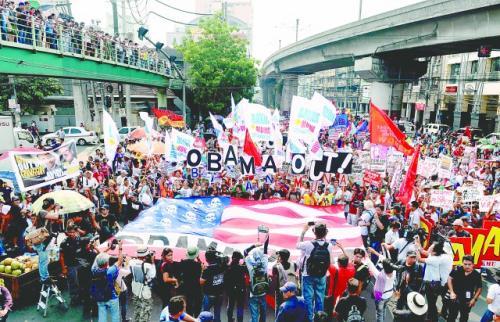 28日,菲律宾民众在马尼拉举行抗议示威活动,反对菲美军事合作协议及奥巴马来访。