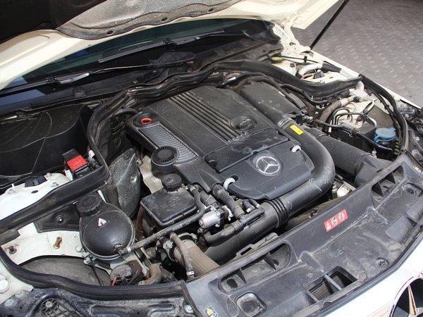 奔驰(进口) C200 1.8T 发动机主体特写