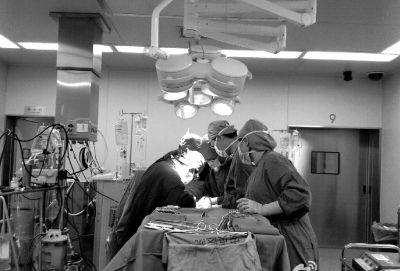 昨晚,12岁男孩小包正在心脏移植手术中.图据安贞医院微博