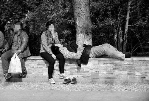 沈阳几大公园五一垃圾遍地 不文明行为煞风景