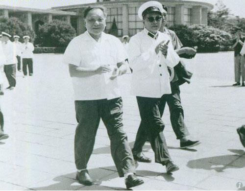 1979��8��2�գ�Ҷ����ͬ��Сƽ�Ӳ캣�����ӡ�