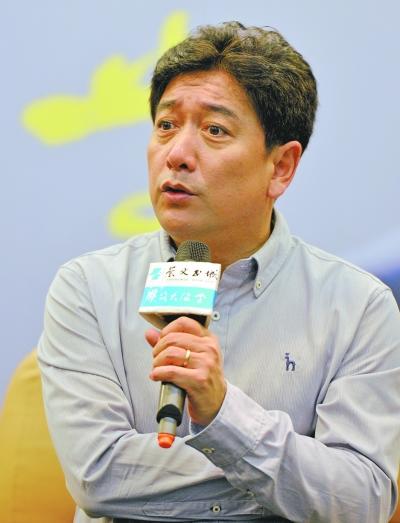 水均益笑谈"高大上"屏幕形象:那是装的(图)