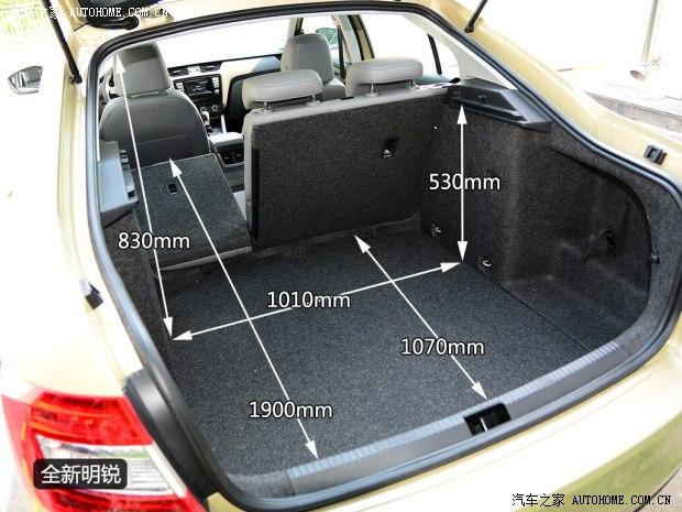 全新明锐的前排储物空间表现相比现款明锐区别并不是很大,而后排在储