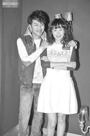 萧正楠示爱反惹风波 前女友何傲芝笑容不自然(图)