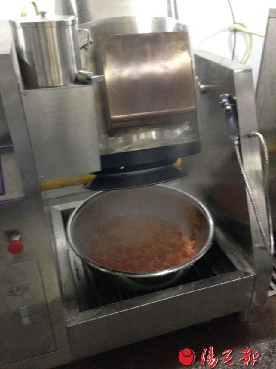 陕师大炒菜机器人火了 2分钟做好一道鱼香肉丝