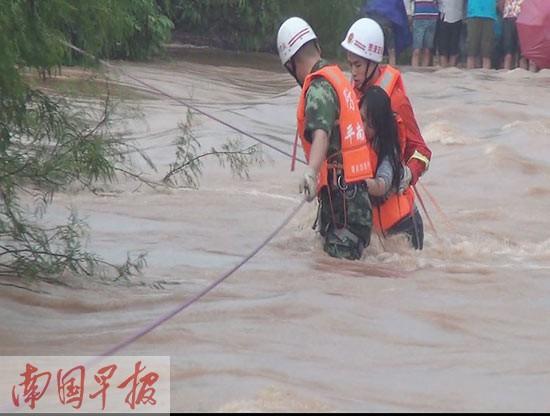 Ů����ѧ·�ϱ�ˮ�� ����Ա������Ͷ��������Ӫ��