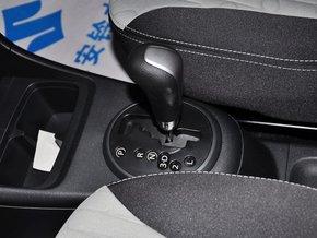 长安铃木 1.0L 自动 挂档把手特写