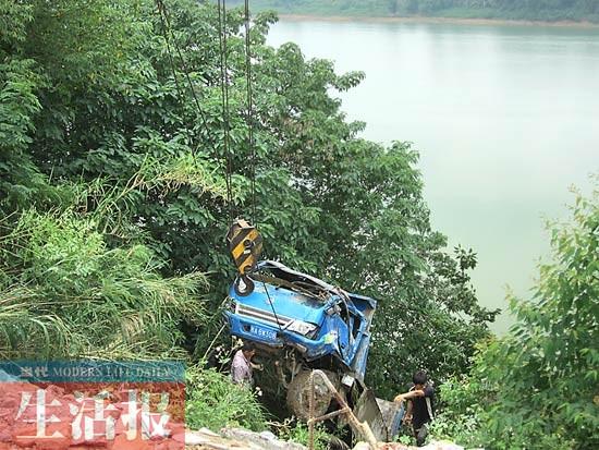 货车诡异坠江引来一串问号 车是自己溜进江的?(图)