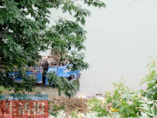 货车诡异坠江引来一串问号 车是自己溜进江的?(图)