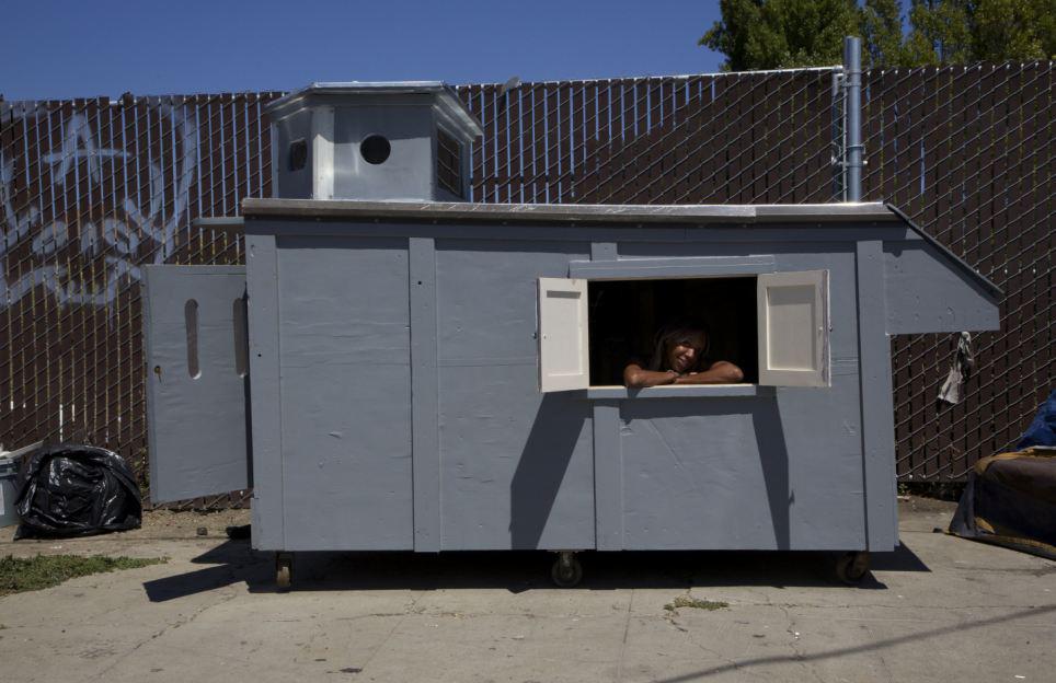 美艺术家用回收垃圾打造可移动迷你屋组图2