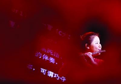 南京一盲女放弃美国名校 转学音乐练习长笛(图)