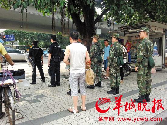 事发路段聚集着不少警察