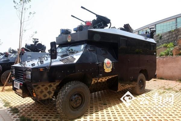 直升机装甲车与市民亲密接触   平时难得一见的警用直升机,反恐装甲车