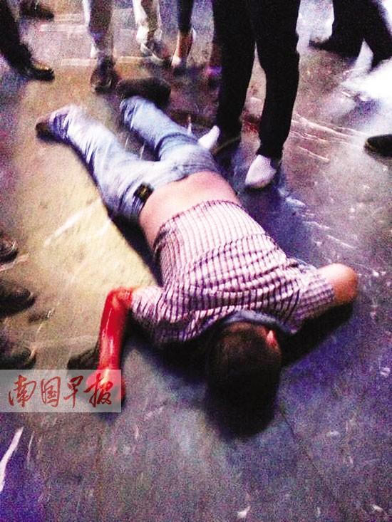 男子在酒吧被打爆眼球 监控录像显示有人举棍打人