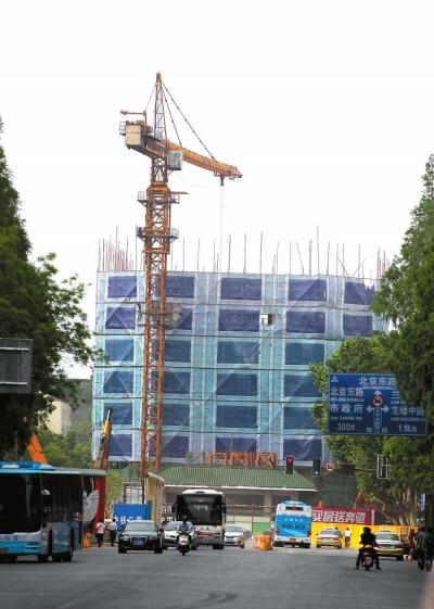 台城大厦削顶后.《现代快报》供图