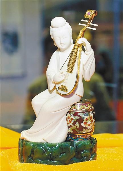 微雕大师将白居易《琵琶行》刻在金丝琴弦上(图)