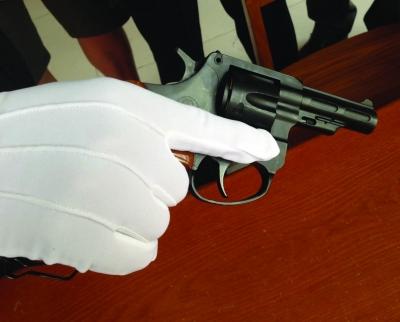 南京两小学护学岗交警试点配枪 家长大呼有安全感