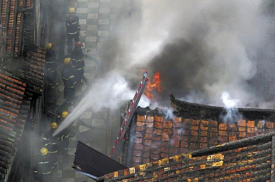 羊城晚报记者 陈秋明 摄29日,位于广州市西湖路流水井38号突发火灾