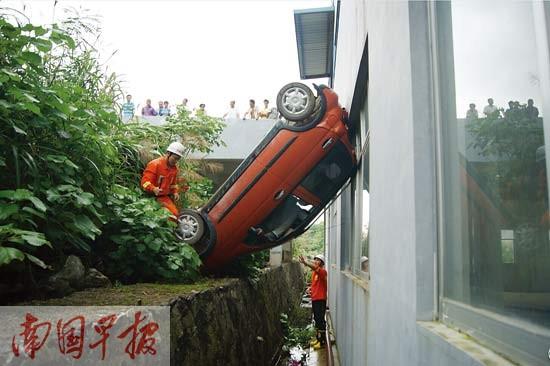 丈夫教妻子开车 倒车时翻下深沟夫妻被困车身半悬