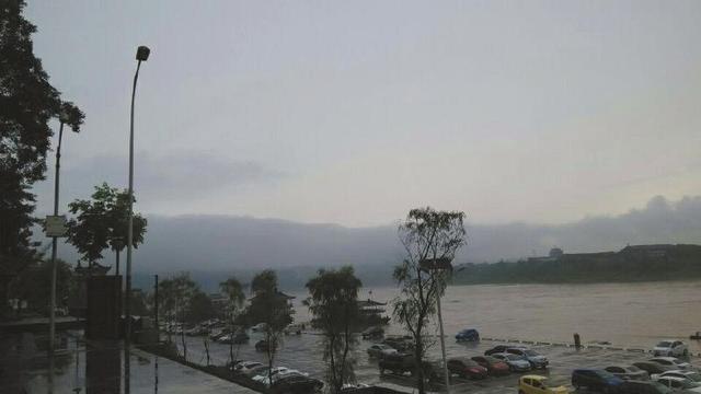 泸州遇暴雨袭击 汽车逃离“飞机跑道”停车场(图)