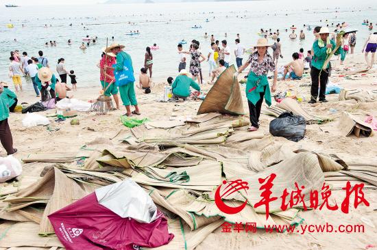 昨日,端午假期结束后,大梅沙海滩上全是游客丢的垃圾