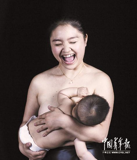 多位母亲拍半裸照宣传母乳喂养:母乳最新鲜(组图)(4)