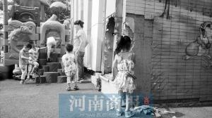 ֣��С���׶�԰��ǰ�и���Υ�½������氲ȫ����